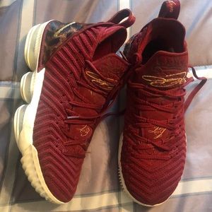 NIKE LEBRON 16 KING